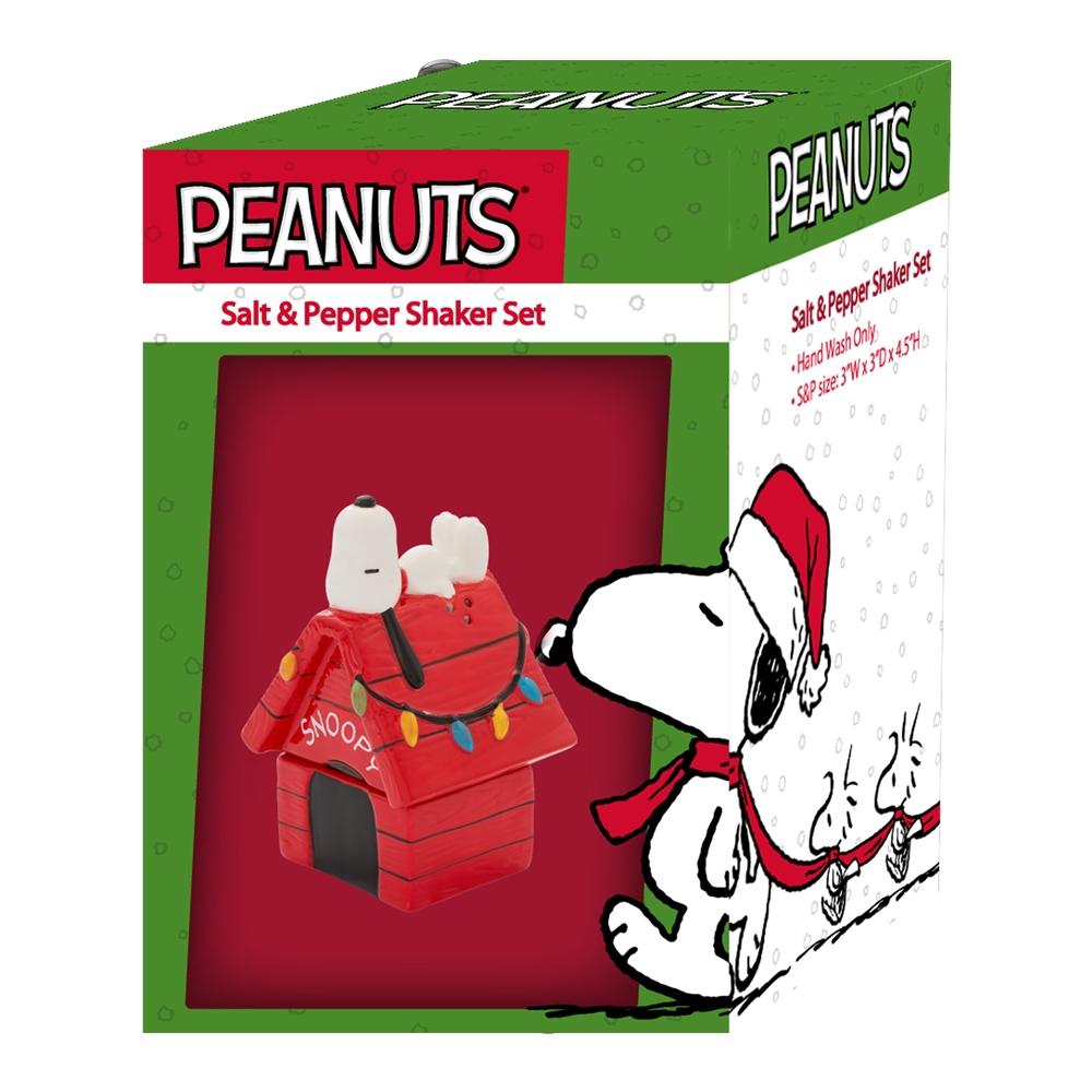 Peanuts Snoopy Christmas Holiday Sculpted Ceramic Salt and Pepper Shaker  Set NEW